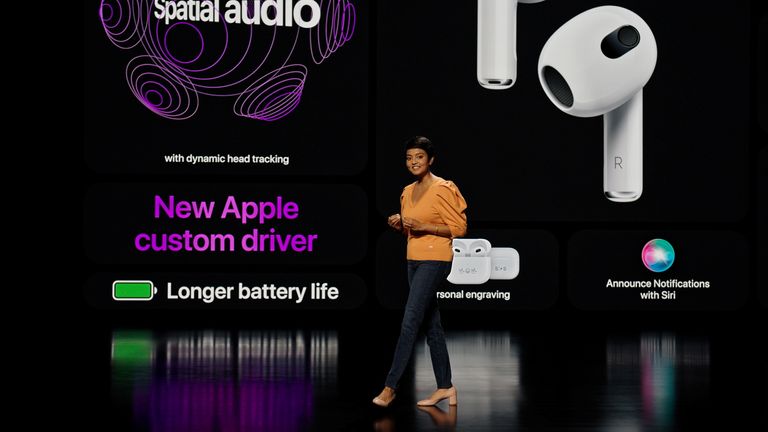 Les nouveaux AirPods sont la troisième série depuis qu'Apple a lancé le produit il y a cinq ans.