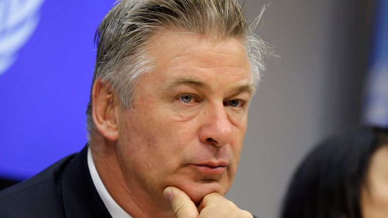 PIC:AP FILE - Dans ce Seopt.  Le 21 janvier 2015, l'acteur Alec Baldwin assiste à une conférence de presse au siège des Nations Unies.  Une arme à feu accessoire déchargée par l'acteur vétéran Alec Baldwin, qui joue et produit un film western, a tué son directeur de la photographie et blessé le réalisateur le jeudi 21 octobre 2021 sur le plateau de tournage à l'extérieur de Santa Fe, NM, le shérif du comté de Santa Fe ...a dit le bureau.  (Photo AP/Seth Wenig)