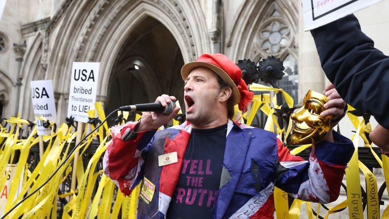 Protestors outside the High Court in London, ahead of a hearing for the US government&#39;s legal challenge over a judge&#39;s decision not to extradite Wikileaks founder Julian Assange. Picture date: Wednesday October 27, 2021.
