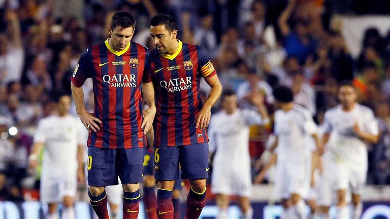 Les joueurs de Barcelone Xavi Hernandez (à droite) et Lionel Messi discutent après avoir perdu contre le Real Madrid à la fin de leur match de finale de la Coupe du Roi au stade Mestalla de Valence le 16 avril 2014. REUTERS/Albert Gea (ESPAGNE - Étiquettes : SPORT SOCCER)