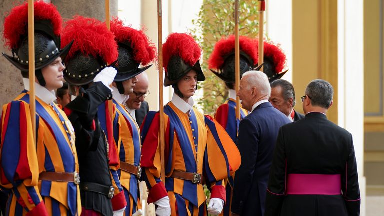 Le président américain Joe Biden part après une rencontre bilatérale avec le pape François 