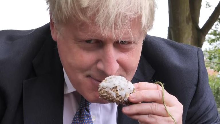 &#39;Mmmm... delicious...&#39; PM smells some bird food