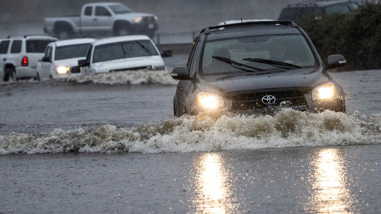 Des véhicules traversent une zone inondée alors qu'une puissante tempête a inondé le nord de la Californie à Fairfield, Californie, États-Unis, le 24 octobre 2021. REUTERS / Carlos Barria