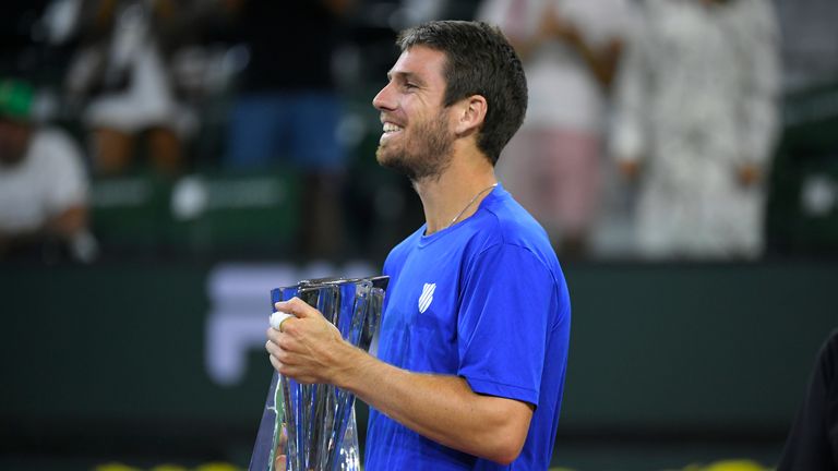 Cameron Norrie, kiri, dari Inggris Raya, memegang trofi setelah mengalahkan Nikoloz Basilashvili dari Georgia di final tunggal turnamen tenis BNP Paribas Open pada Minggu, 17 Oktober 2021, di Indian Wells, California (AP Photo / John McCoy)