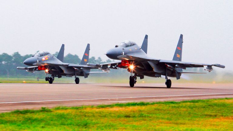 Deux avions de combat chinois SU-30 décollent d'un endroit non spécifié pour effectuer une patrouille au-dessus de la mer de Chine méridionale.  Photo : AP