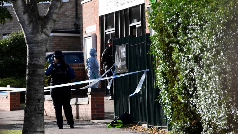 La police est vue sur les lieux où le député David Amess a été poignardé lors d'une opération de circonscription, à Leigh-on-Sea, en Grande-Bretagne, le 15 octobre 2021. REUTERS/Tony O'Brien