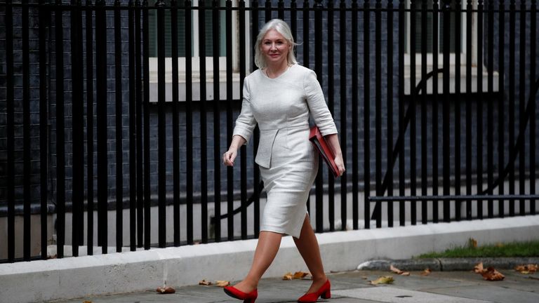 La secrétaire britannique à la Culture, Nadine Dorries, sort de Downing Street à Londres, en Grande-Bretagne, le 27 octobre 2021. REUTERS/Peter Nicholls
