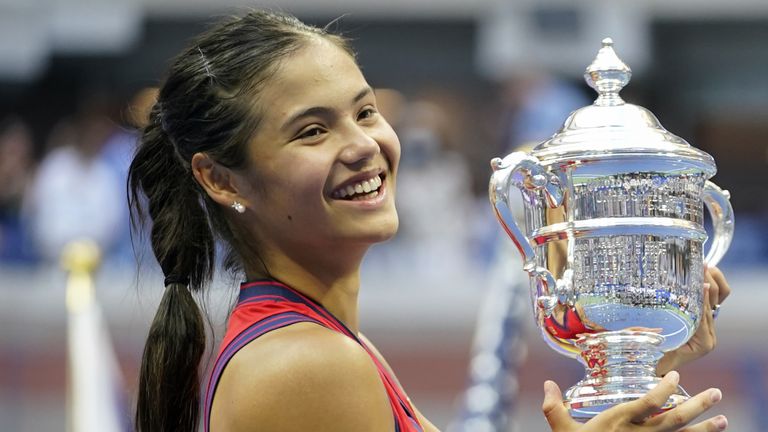 Photo de dossier datée du 11-09-2021 de la Grande-Bretagne Emma Raducanu détient le trophée alors qu'elle célèbre sa victoire en finale du simple féminin le douzième jour de l'US Open à l'USTA Billie Jean King National Tennis Center, Flushing Meadows - Corona Park, New York.  Date d'émission : lundi 4 octobre 2021.