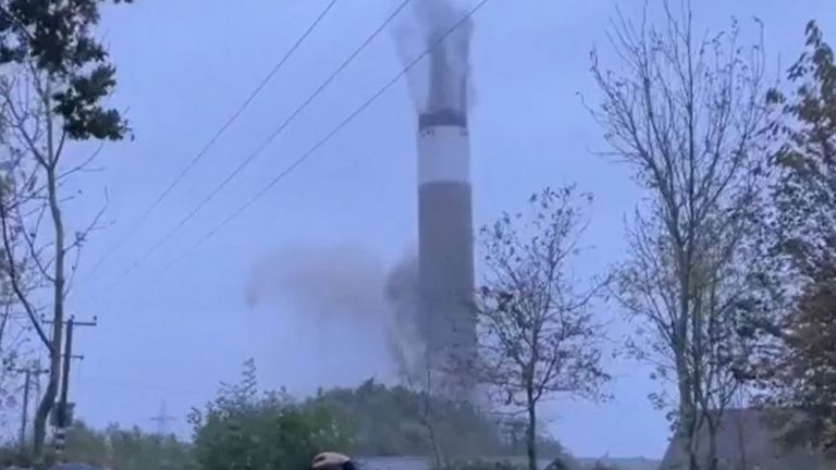 Power station&#39;s chimney is demolished in Hampshire
