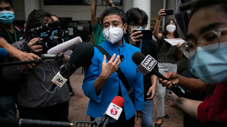 La PDG et rédactrice en chef de Rappler, Maria Ressa, quitte un tribunal de première instance régional après avoir plaidé non coupable d'accusations d'évasion fiscale, à Pasig City, Metro Manila, Philippines, le 22 juillet 2020. REUTERS/Eloisa Lopez
