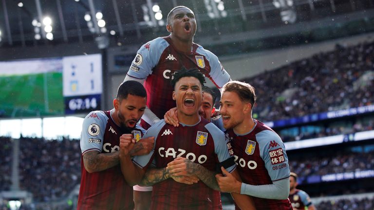 Soccer Football - Premier League - Tottenham Hotspur v Aston Villa - Tottenham Hotspur Stadium, London, Britain - October 3, 2021 Aston Villa&#39;s Ollie Watkins celebrates scoring their first goal with teammates Action Images via Reuters/Paul Child