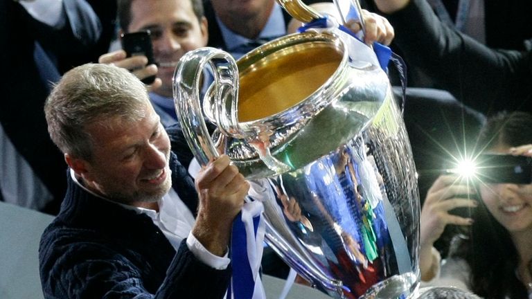 Chelsea owner Roman Abramovich lifts the UEFA Champions League trophy after winning the final soccer match against Bayern Munich at the Allianz Arena in Munich, May 19, 2012. REUTERS/Michaela Rehle (GERMANY - Tags: SPORT SOCCER)
