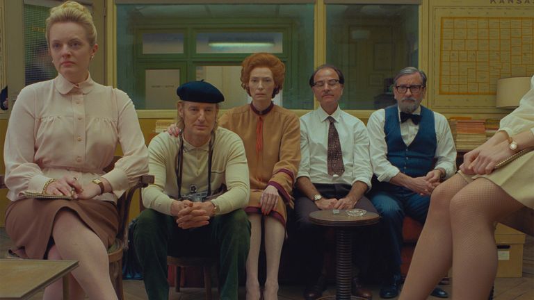 (De gauche à droite) : Elisabeth Moss, Owen Wilson, Tilda Swinton, Fisher Stevens et Griffin Dunne dans le film THE FRENCH DISPATCH.  Pic : Photos des projecteurs
