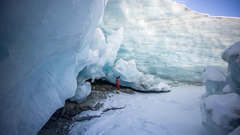 Avusturya Bilimler Akademisi'nden buzulbilimci Andrea Fischer, Galtuer, Avusturya yakınlarındaki Jamtalferner buzulunun doğal bir buzul boşluğunun girişinde duruyor, 15 Ekim 2021. Buzullarda dev buz mağaraları ortaya çıktı ve daha sıcak olduğu için erime sürecini beklenenden daha hızlı hızlandırıyor hava, çökene kadar buz kütlesinin içinden geçer.  15 Ekim 2021'de çekilen fotoğraf. REUTERS/Lisi Niesner