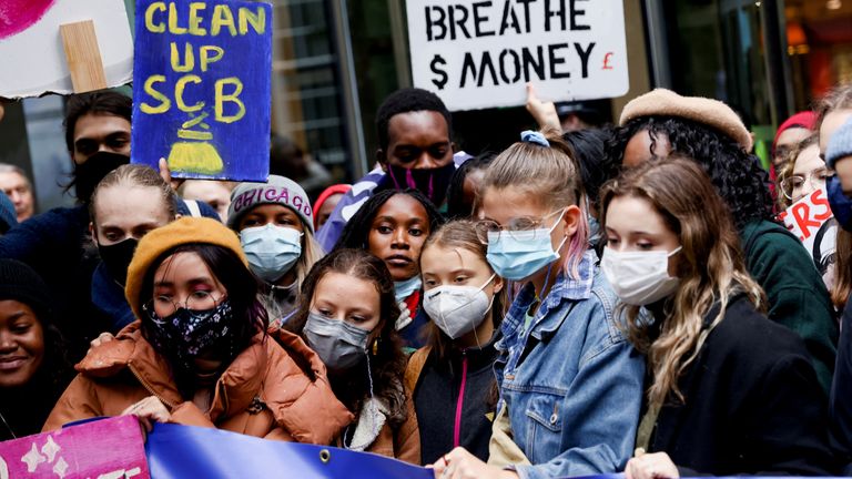 Klimaaktivisten Greta Thunberg deltar i en protest i forkant av FNs klimakonferanse, i London, Storbritannia, 29. oktober 2021. REUTERS / Tom Nicholson