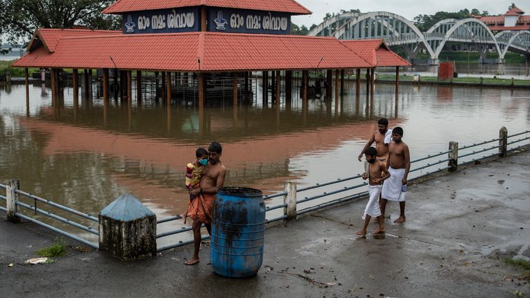 Świątynia Śiwy nad brzegiem rzeki Periyar otoczona wodami powodziowymi po ulewnych deszczach w Koczin, Kerala.  Zdjęcie: AP