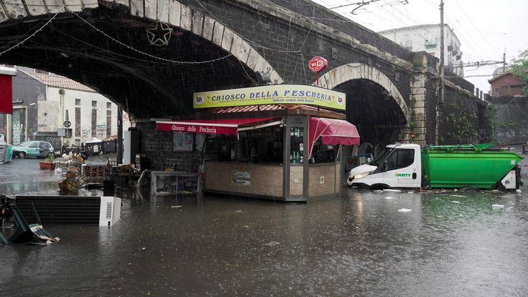 Les rues sont inondées lors de fortes pluies sur l'île de Sicile, à Catane, en Italie, le 26 octobre 2021. REUTERS/Antonio Parrinello
