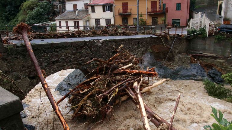 Una vista di un fiume vicino a Savona, nel nord Italia, inghiottito dopo forti piogge nella regione, lunedì 4 ottobre 2021. Forti piogge hanno colpito la regione Liguria, nel nord-ovest dell'Italia, al confine con la Francia, causando inondazioni e frane lunedì in diversi punti.  Non ci sono state notizie di feriti.  La città più colpita è stata Savona, sulla costa ligure.  Ma anche le città dell'interno montuoso della regione hanno sofferto di inondazioni e frane, poiché alcuni torrenti hanno straripato gli argini.  Pic: AP