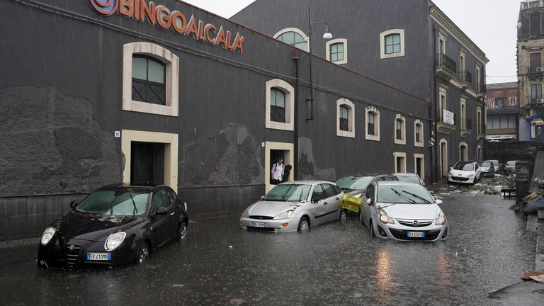 Les rues sont inondées lors de fortes pluies sur l'île de Sicile, à Catane, en Italie, le 26 octobre 2021. REUTERS/Antonio Parrinello