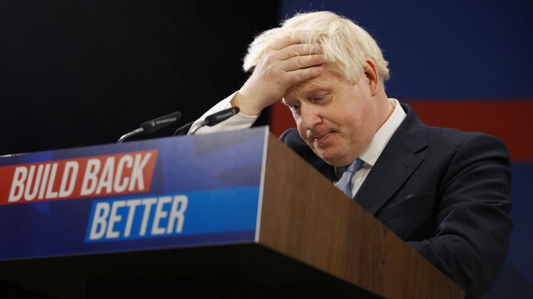 Le Premier ministre britannique Boris Johnson réagit alors qu'il prononce un discours lors de la conférence annuelle du Parti conservateur, à Manchester, en Grande-Bretagne, le 6 octobre 2021. REUTERS/Phil Noble