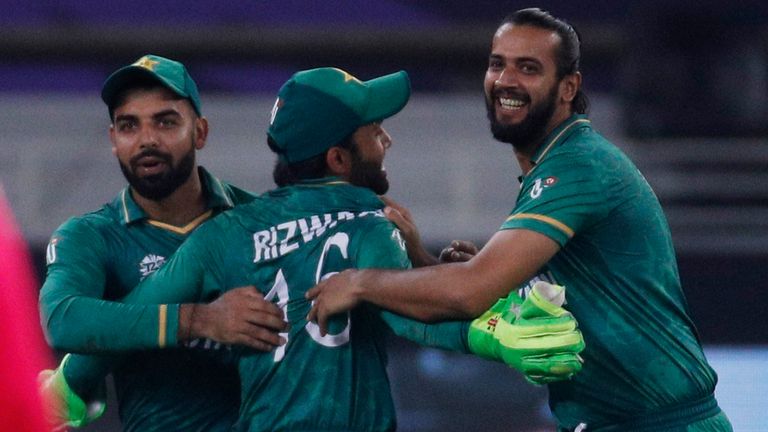 Cricket – Coupe du monde masculine T20 de l'ICC 2021 – Super 12 – Groupe 2 – Inde v Pakistan – Stade international de Dubaï, Dubaï, Émirats arabes unis – 24 octobre 2021 Le Pakistanais Mohammad Rizwan célèbre après avoir pris une prise pour limoger l'Indien Suryakumar Yadav REUTERS/Hamad I Mohammed