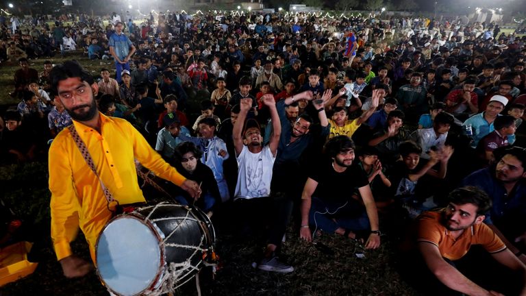 Les fans de cricket pakistanais regardent le premier match entre l'Inde et le Pakistan lors de l'étape Twenty20 Super 12 de la Coupe du monde à Dubaï, dans un parc sur grand écran à Karachi, au Pakistan, le 24 octobre 2021.REUTERS/Akhtar Soomro
