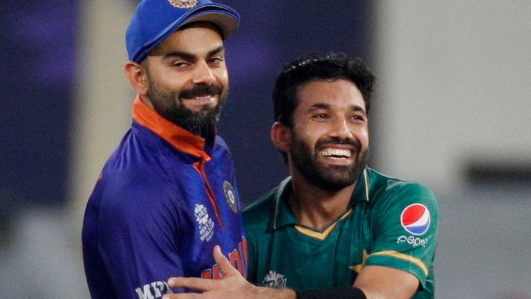 Cricket - Coupe du monde T20 masculine ICC 2021 - Super 12 - Groupe 2 - Inde v Pakistan - Stade international de Dubaï, Dubaï, Émirats arabes unis - 24 octobre 2021 Le Pakistanais Mohammad Rizwan avec l'Indien Virat Kohli après le match REUTERS/Hamad I Mohammed