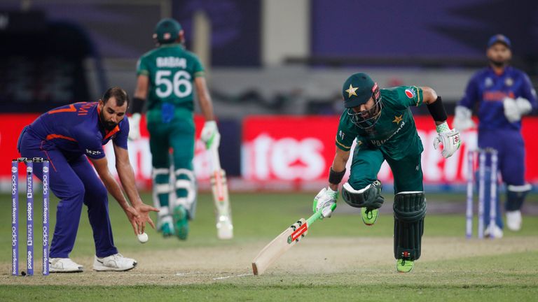 Cricket - Coupe du monde masculine T20 de l'ICC 2021 - Super 12 - Groupe 2 - Inde v Pakistan - Dubai International Stadium, Dubaï, Émirats arabes unis - 24 octobre 2021 Le Pakistanais Mohammad Rizwan fait les courses gagnantes REUTERS/Hamad I Mohammed