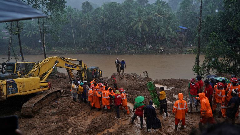 Los equipos de rescate llevan el cuerpo de una víctima después de recuperarlo de los restos de una casa residencial tras un deslizamiento de tierra causado por las fuertes lluvias en la aldea de Kokkayar, distrito de Idukki, en el estado sureño de Kerala.