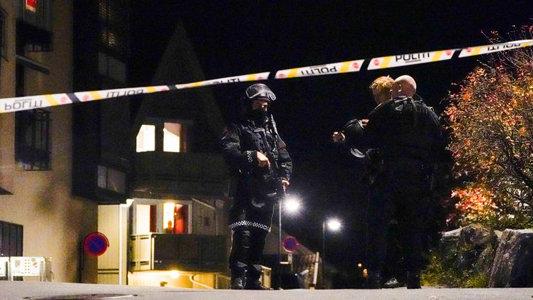 Kongsberg 20211013..The police are investigating in Kongsberg center after a serious incident..Photo: H..kon Mosvold Larsen / NTB