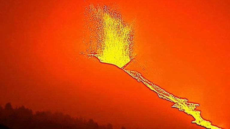 La Palma&#39;s volcano continues to send lava to the sea