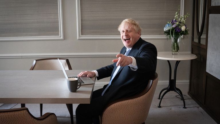 Le ministre britannique Boris Johnson prépare son discours d'ouverture dans sa chambre d'hôtel à Manchester avant de s'adresser mercredi à la conférence du parti conservateur.  Date de la photo : mardi 5 octobre 2021.