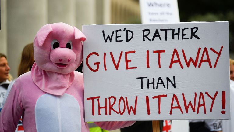 Les travailleurs du secteur de l'élevage porcin britannique manifestent devant la conférence annuelle du Parti conservateur, à Manchester, en Grande-Bretagne, le 4 octobre 2021. REUTERS/Toby Melville