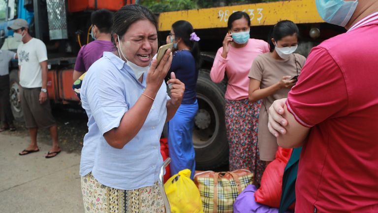 2021年10月19日火曜日にミャンマーのヤンゴンでインセイン刑務所から釈放された後、女性が家族と電話で話します。 ミャンマー政府は月曜日、2月に軍が権力を掌握した後、反政府活動に参加したために拘留された数千人の囚人に恩赦を発表した。  （AP写真）写真：AP