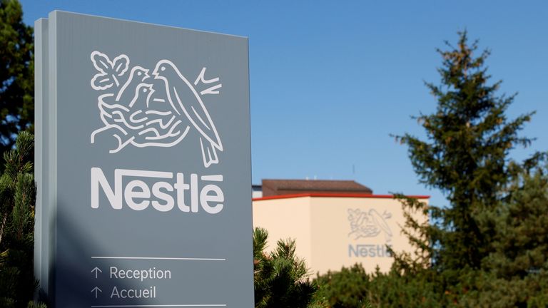 FILE PHOTO: Un logo est représenté sur le centre de recherche Nestlé à Vers-chez-les-Blanc à Lausanne, Suisse le 20 août 2020. REUTERS / Denis Balibouse / File Photo