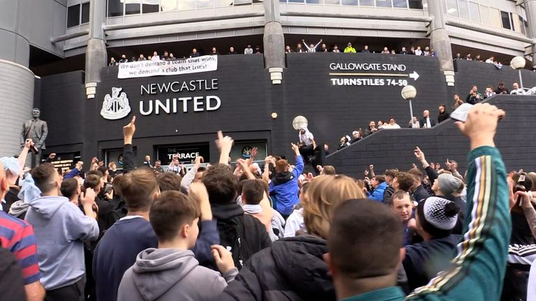 Les fans de Jubilant Newcastle United célèbrent la prise de contrôle saoudienne du club à l'extérieur du stade.