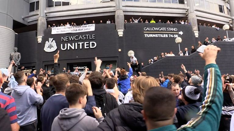 Kluboví fanoušci Newcastlu oslavovali převzetí moci Saudskou Arábií mimo stadion.