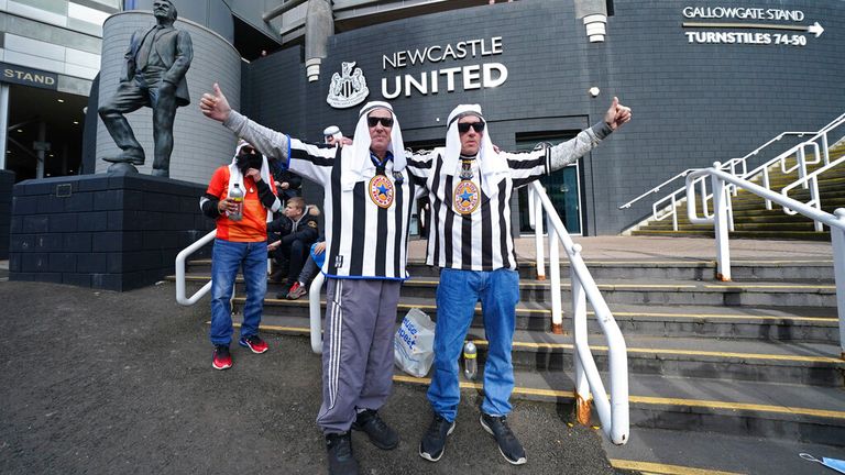 Les fans de Newcastle en tenue inspirée du Moyen-Orient avant le match de Newcastle et Tottenham Hotspur