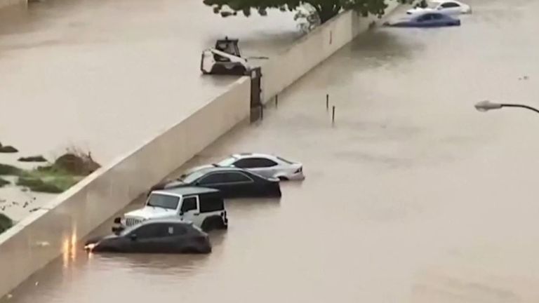 Cyclone brings flooding to Oman