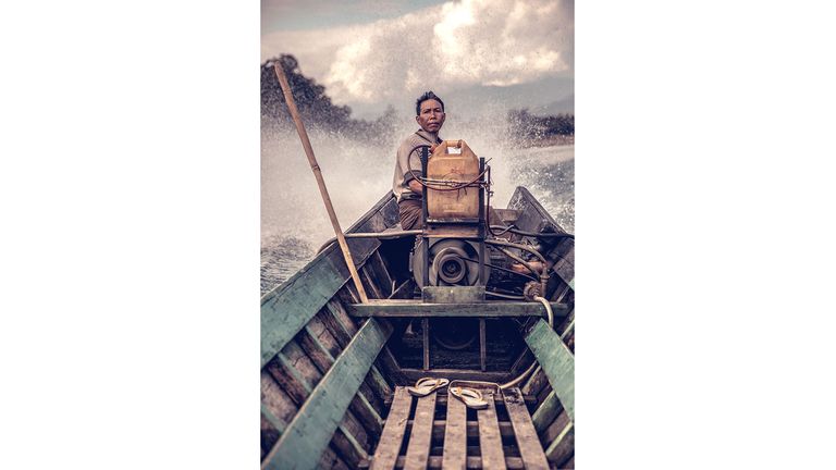 Photo non datée publiée par le National Geographic d'un batelier local dans le nord reculé du Myanmar, s'attaquant à un canal d'eau difficile rempli de rochers et de rapides.  L'image, prise par Rajiv Joshi, a été finaliste dans la catégorie people au National Geographic Traveler (UK) Photography Competition 2021. Date de publication : mardi 5 octobre 2021.