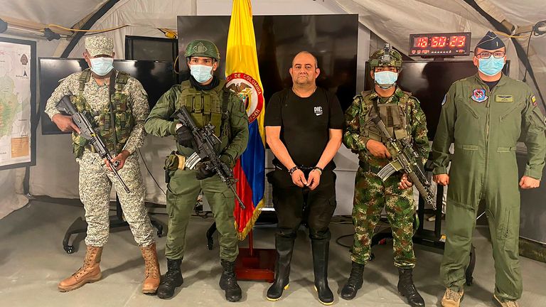 Dairo Antonio Usuga David, alias "Otoniel", top leader of the Gulf clan, poses for a photo escorted by Colombian military soldiers after being captured, in Necocli, Colombia October 23, 2021. Colombia&#39;s Military Forces/Handout via REUTERS ATTENTION EDITORS - THIS IMAGE HAS BEEN SUPPLIED BY A THIRD PARTY. MANDATORY CREDIT. NO RESALES NO ARCHIVES.