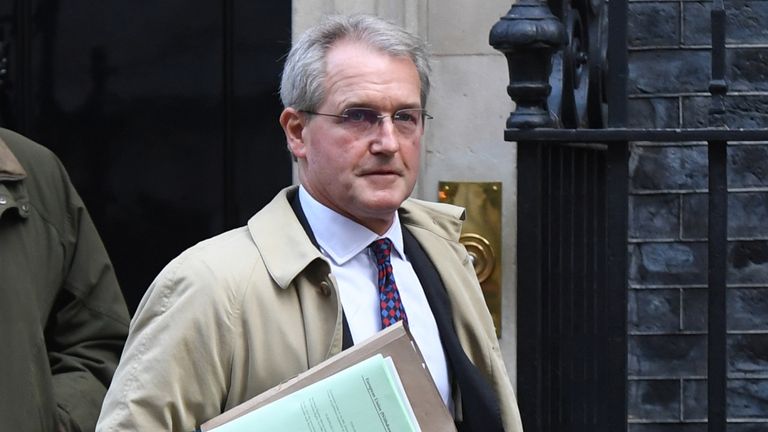   Owen Paterson (à droite) quitte Downing Street, à Londres, après avoir assisté à une réunion.