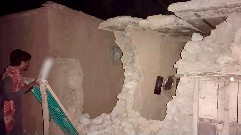 Un habitant de Harnai regarde sa maison endommagée après le grave tremblement de terre qui a frappé la région Photo : AP