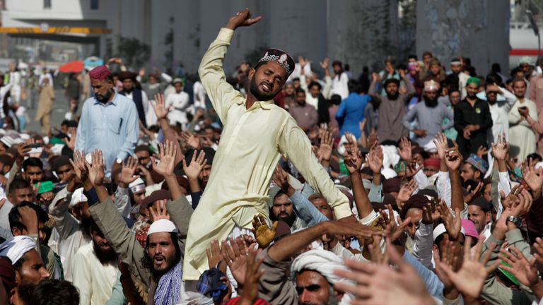 Thousands of Islamists launched their "long march" from the eastern city of Lahore toward Pakistan&#39;s capital. Pic: AP