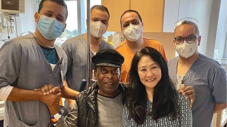 Pele with the staff at Sao Paulo&#39;s Albert Einstein Hospital. Pic: Instagram/Pele