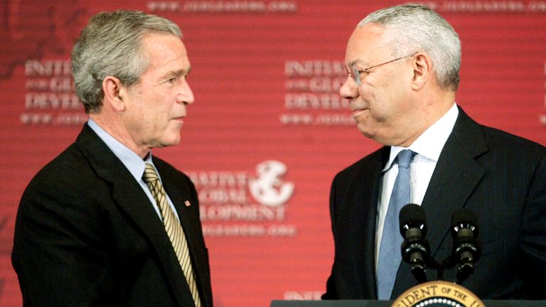 U.S. President George W. Bush (L) is introduced by former Secretary of State Colin Powell as he arrives to deliver remarks at the Initiative for Global Development&#39;s National Summit in Washington June 15, 2006. REUTERS/Jim Young (UNITED STATES)
