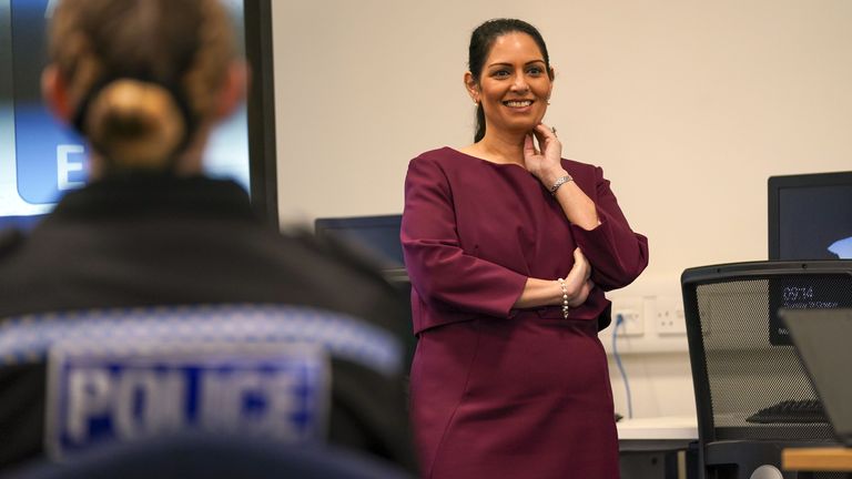 La ministra del Interior, Priti Patel, durante una visita al Centro de Formación de la Policía de Thames Valley en Reading, tras la noticia de que se han contratado más de 11.000 agentes de policía como parte del compromiso del Gobierno de contratar a 20.000 agentes adicionales para 2023. Fecha de la imagen: jueves 28 de octubre de 2021 .
