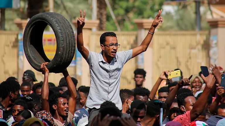 Tusenvis av pro-demokratiske demonstranter går ut i gatene for å fordømme en overtakelse av militære tjenestemenn i Khartoum, Sudan mandag 25. oktober 2021.