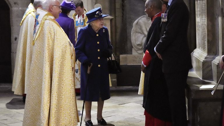 La reina Isabel II, con un bastón, asiste a un servicio de Acción de Gracias en la Abadía de Westminster en Londres para celebrar el centenario de la Legión Real Británica.  Fecha de la foto: martes 12 de octubre de 2021.