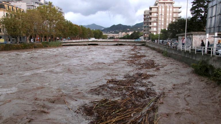 Una vista di un fiume vicino a Savona, nel nord Italia, inghiottito dopo forti piogge nella regione, lunedì 4 ottobre 2021. Forti piogge hanno colpito la regione Liguria, nel nord-ovest dell'Italia, al confine con la Francia, causando inondazioni e frane lunedì in diversi punti.  Non ci sono state notizie di feriti.  La città più colpita è stata Savona, sulla costa ligure.  Ma anche le città dell'interno montuoso della regione hanno sofferto di inondazioni e frane, poiché alcuni torrenti hanno straripato gli argini.  Pic: AP